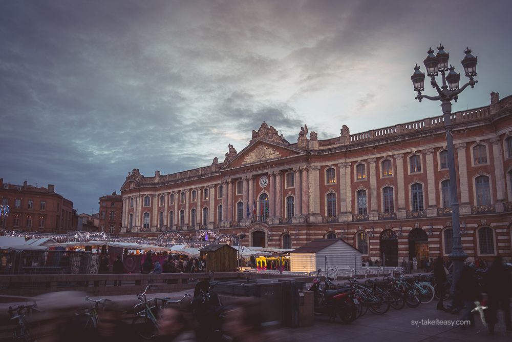 Place du Capitole at night