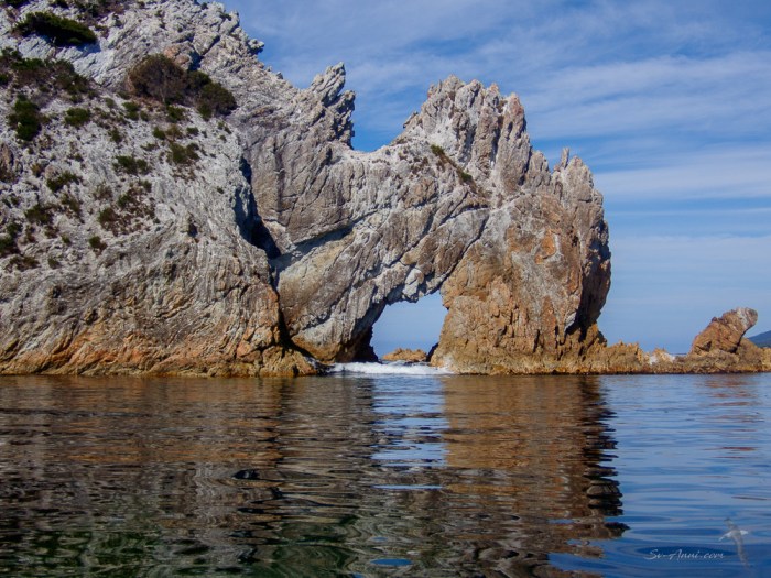Sea arch at Wallaby Bay